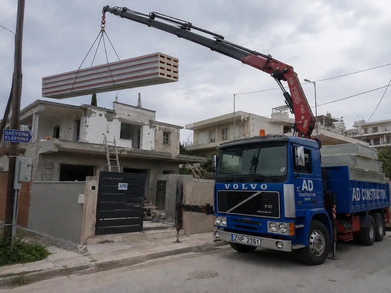 Το φορτηγό-γερανός της AD Construction Group παραδίδει πάνελ σε οικοδομή στην Αίγινα